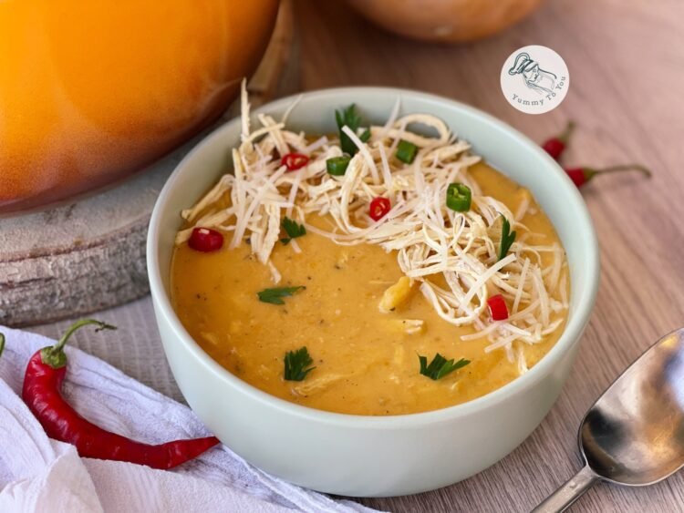 Supă cremă de dovleac copt cu pui și parmezan servire 3 Supă cremă de dovleac copt cu pui și parmezan servire 3